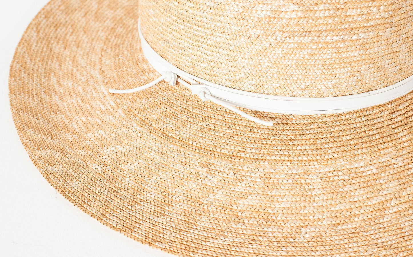 Wrapped Up Hat in Straw/White